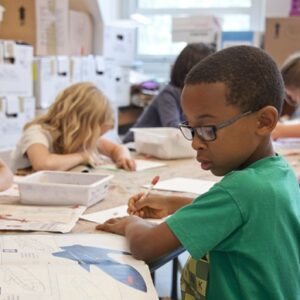 Kind op school bezig met meertaligheid