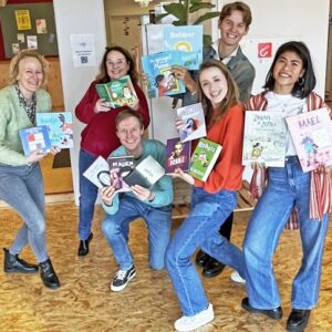 Team Jeugd met de gedoneerde boeken