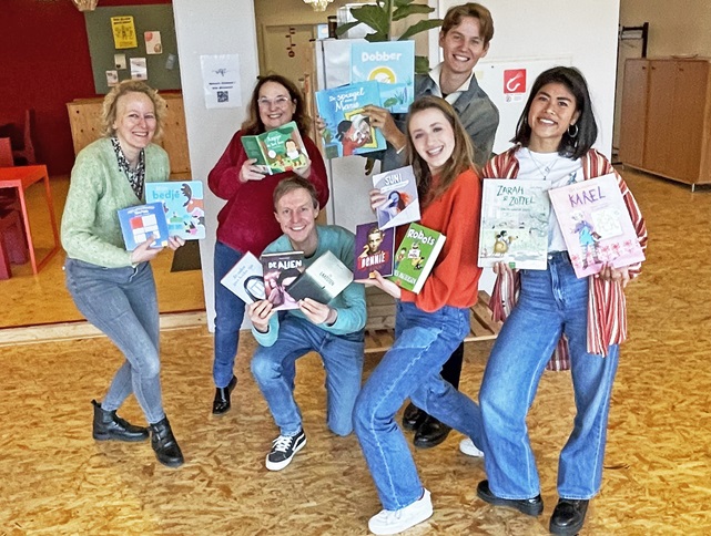 Team Jeugd met de gedoneerde boeken