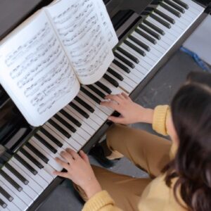 Meisje dat piano speelt
