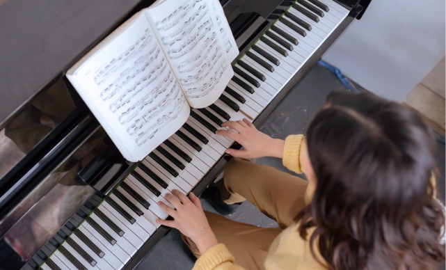 Meisje dat piano speelt 